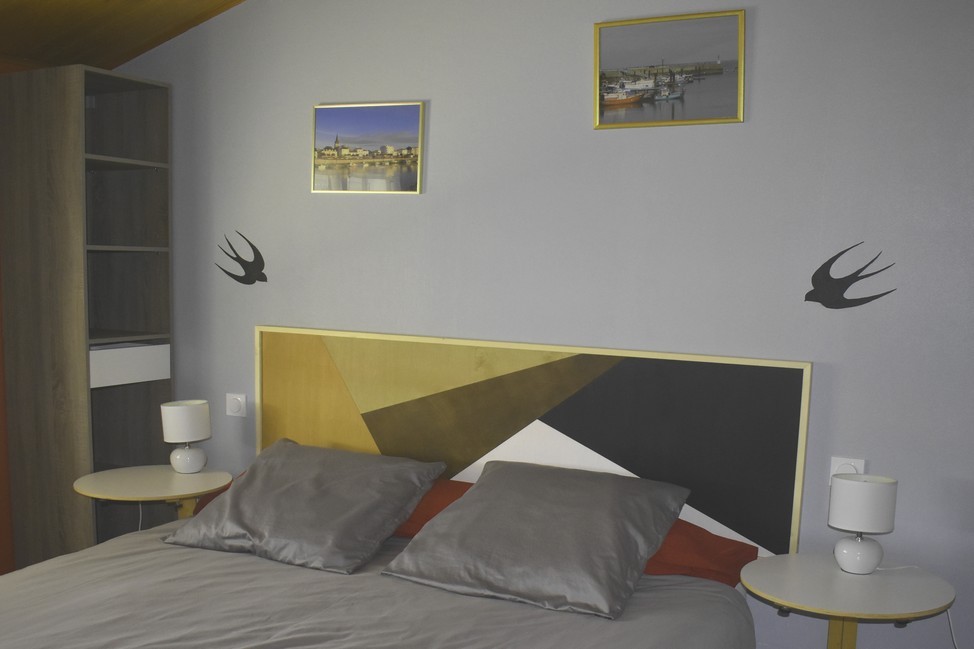 Vue de la chambre avec le lit double À la découverte de la chambre