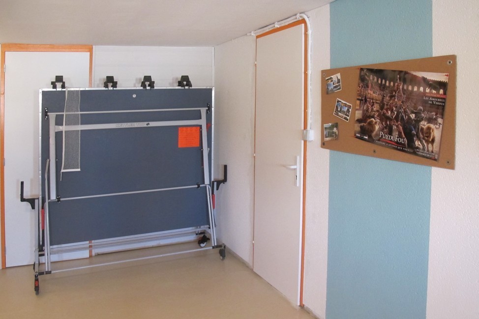 Table de ping-pong dans le garage / salle de jeux À la découverte du garage