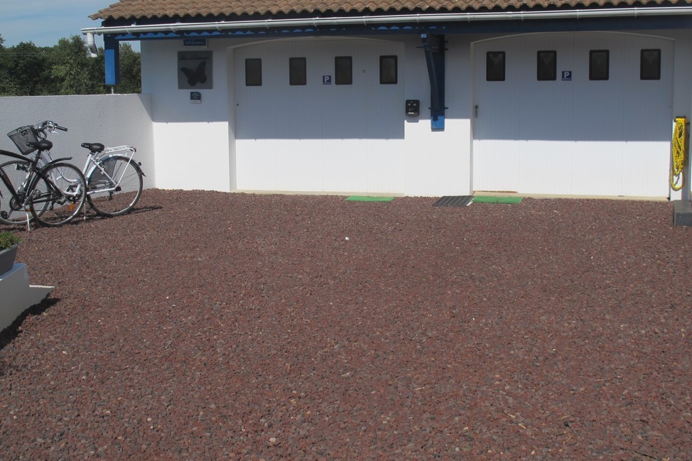 Le parking et le gîte vus depuis la rue À la découverte du parking