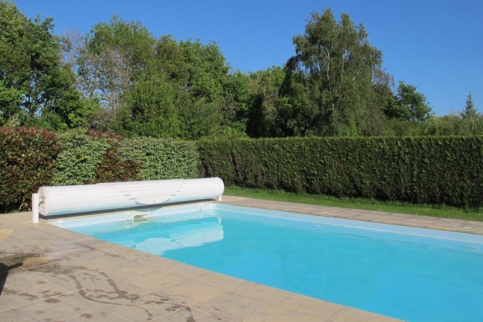 Vue de la piscine avec son volet de sécurité ouvert À la découverte de la piscine